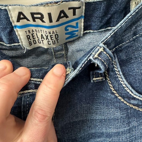 Excellent condition besides little slits on ends as pictured! Size 34x30:) - Picture 3 of 6